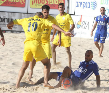 שחקני ראש העין (בצהוב). הולכים על כל הקופה (שלומי גבאי)