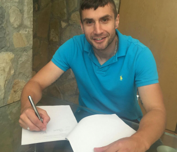 פיוביץ' במעמד החתימה