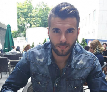 כריסטיאן דמינוצה במעמד החתימה