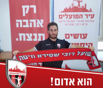 ליאור לינדר במעמד החתימה (דף הפייסבוק הרשמי)