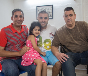 עוז יפרח במעמד החתימה