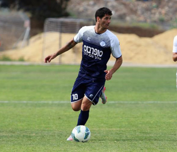 בדרך לעזוב את עיר הכנרת. עקיבא (עודד חסין)