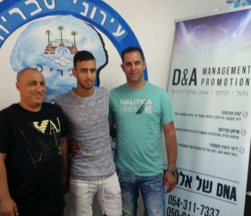 אחמד סבע במעמד החתימה