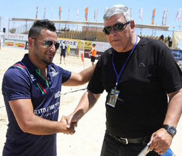 צביקה גנדלמן יחד עם מאמן קבוצת החופים אוהד בוזגלו (שלומי גבאי)