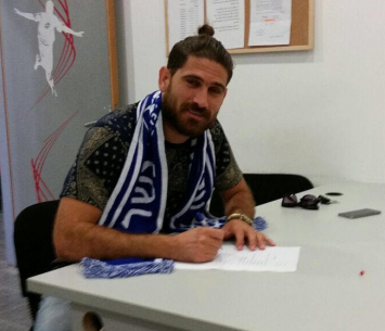 שחקנה החדש של נשר במעמד החתימה