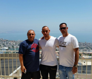 טוויל במעמד החתימה