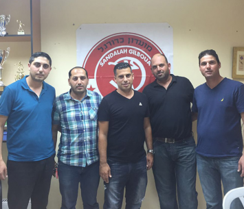 אלעד בראון יחד עם חברי ההנהלה במעמד החתימה