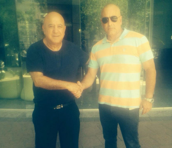 צרפתי במעמד החתימה