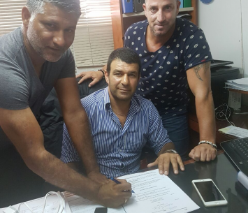 מאמנה החדש של הפועל הרצליה. טלקר יחד על סוכנו פליקס חלפון