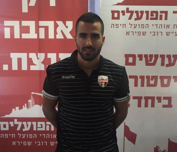 בן עשור. חלוצה החדש של האדומים במעמד החתימה