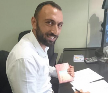 איבגי במעמד החתימה