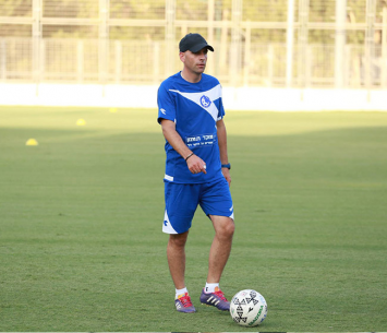 היסטוריה בנשר. מאמן הקבוצה אלדד שביט (קובי פורטל)