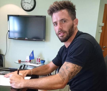 חוזר למגרשים. מור שקד במעמד החתימה