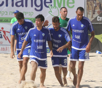 שחקני ראש העין חוגגים העפלה לרבע הגמר (שלומי גבאי)