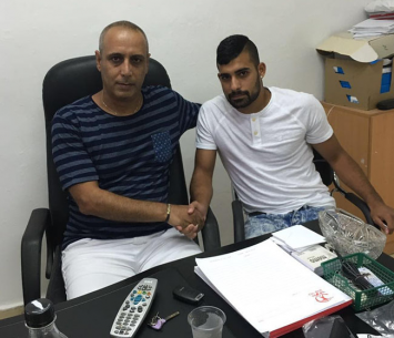 אבי חי במעמד החתימה