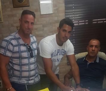 אסף רז יחד עם מנכ״ל המועדון וסוכנו פליקס חלפון