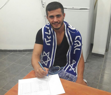 מגנה החדש של נשר במעמד החתימה