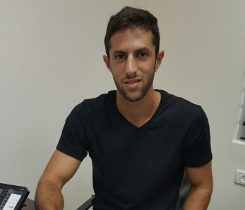 ארז שמואלי במעמד החתימה (הפועל עפולה)