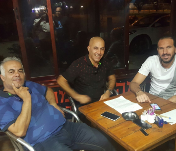 צחי אילוז במעמד החתימה