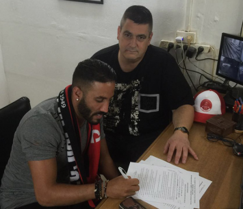 חוזר הביתה. אטיה במעמד החתימה