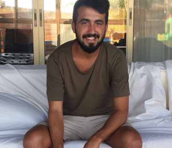 קשרה החדש של גלבוע במעמד החתימה