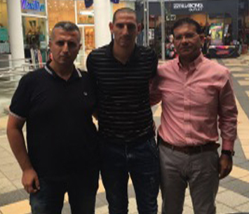 מגנה החדש של כפר כנא. משה במעמד החתימה