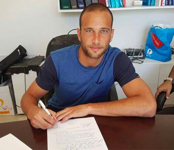 שוערה החדש של בית שאן במעמד החתימה (אולטראס הפועל בית שאן)