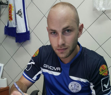 דארן לורי במעמד החתימה (הפועל עפולה)