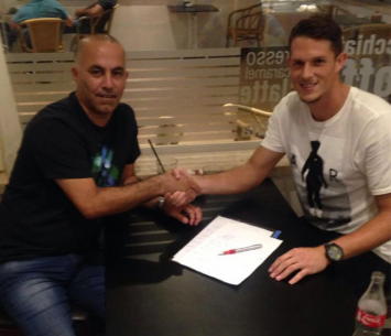 שוערה החדש של באקה אל גרבייה במעמד החתימה