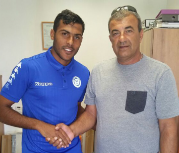 מנסור במעמד החתימה