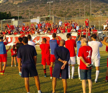 הצוות המקצועי והשחקנים מודים לאוהדים האדומים (גיא אמודאי)