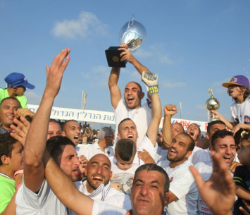 שחקני כפר קאסם חוגגים אליפות רביעית (שלומי גבאי)