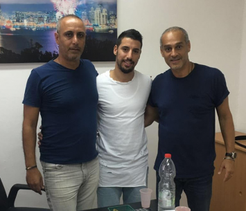 רפי עמוס במעמד החתימה