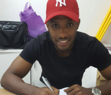 טסאו במעמד החתימה