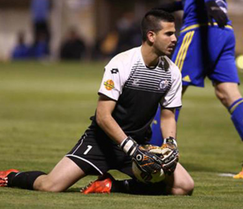 הופעת בכורה מוצלחת בשעריים. עמבר (אלן שיבר)