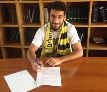 אפרים במעמד החתימה (פייסבוק נורדיה)