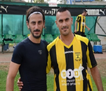 חזר הביתה. עמרן מימין