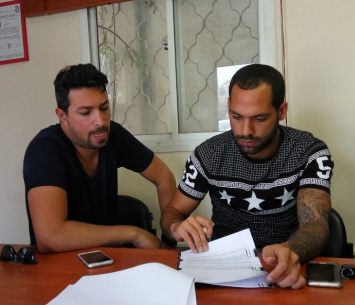 בן לולו במעמד החתימה יחד עם סוכנו אדם קידן