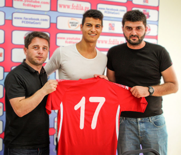 מזרחי במעמד החתימה (האתר הרשמי)