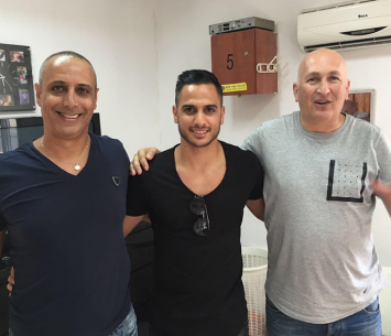 אביטן במעמד החתימה