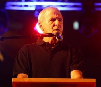 יעמוד מאחורי הקבוצות. יורם ארנשטיין (שלומי גבאי)