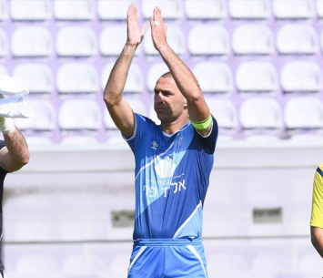 פורש אחרי קריירה ארוכה. מלכה (רולנדי ברנשטיין)