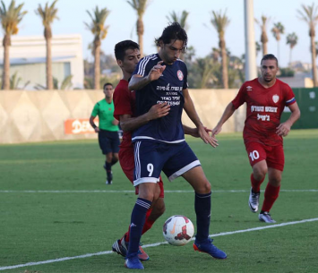 קובי בדש עם הכדור. קירטבה משקיף