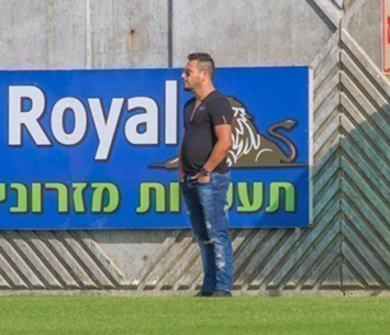 מאמן נס ציונה. אוהד בוזגלו (רפי נחמיאס)