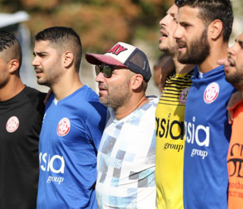 מומו ניסטל יחד עם שחקניו (וואסים מוואסי)