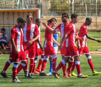 שחקני אשדוד לאחר כיבוש של אחד השערים (מדיה האדומים)