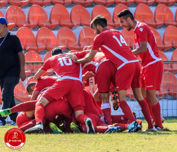שחקני מרמורק חוגגים ניצחון ענק (יוסי סוריק)