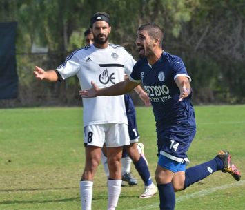 אהוד מערבי חוגג, אדיר דנין ברקע (אבי רביבו)