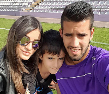 אוחיון יחד עם אחיו הקטן וחברתו שתומכת