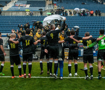 שחקני נורדיה חוגגים עם הקהל בסיום (ינון פוקס)